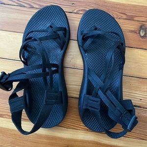 Size W8 black womens chacos